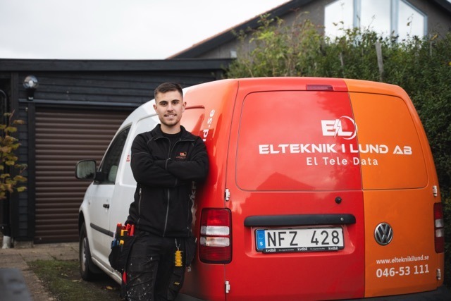 Elteknik-elektriker-påväg-till-kund
