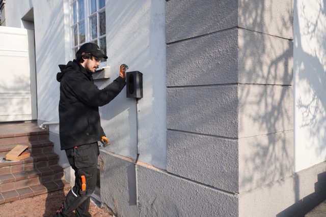 Laddbox-installation-mot-fasad