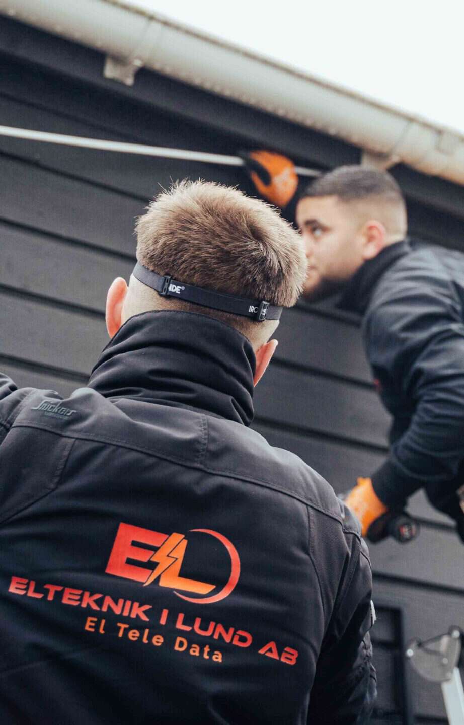 elinstallation-och-kabeldragning-på-hus-fasad