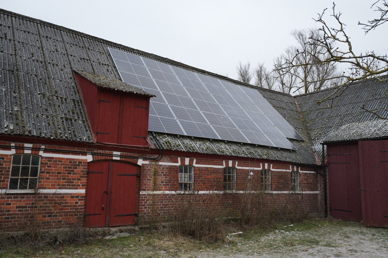 Solpaneler-på-lada-tillhörande-ett-lantbruk
