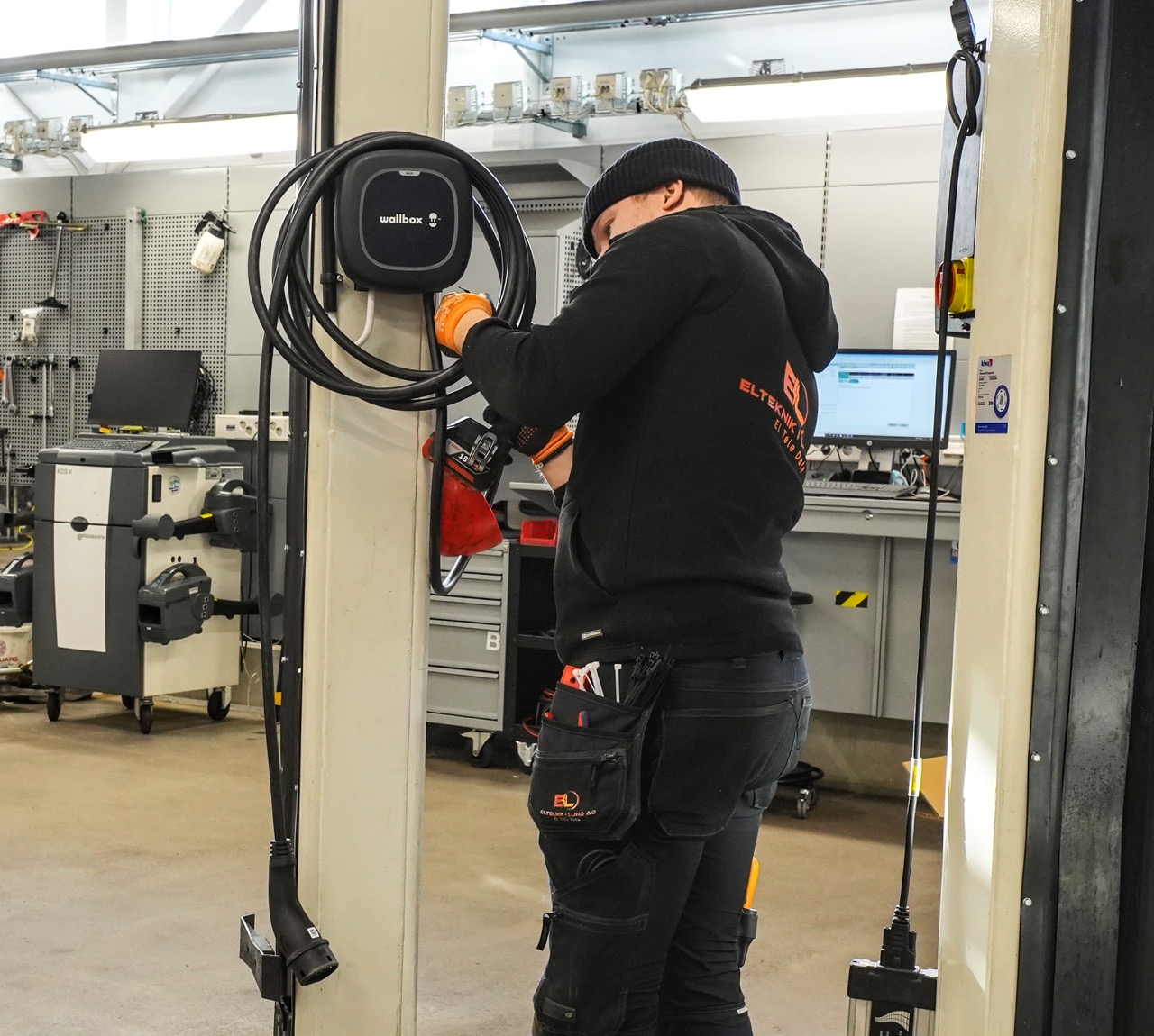 Elektriker-Douglas-utför-en-Wallbox-installation-i-bilverkstad
