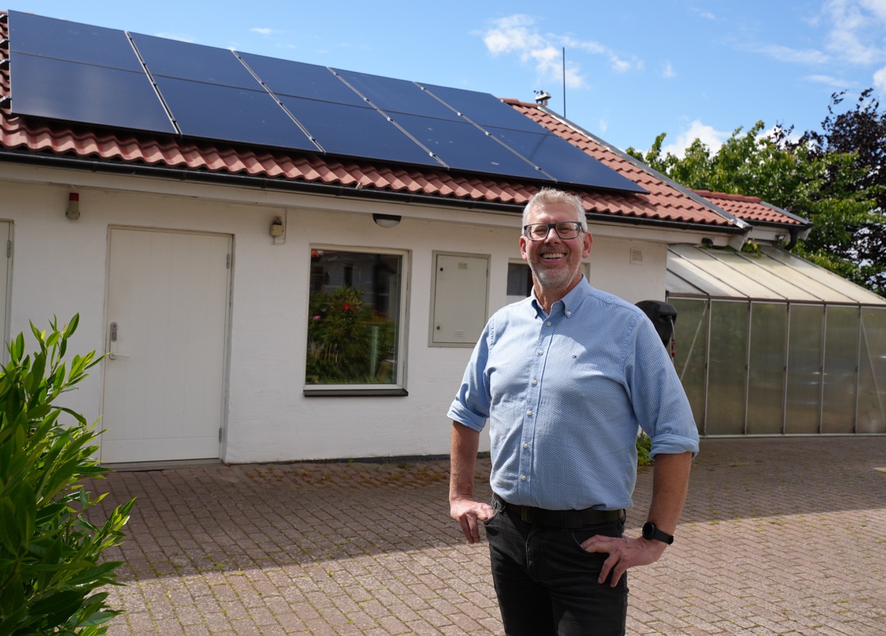 Johan-kund-till-Elteknik-i-Lund-poserar-stolt-framför-sina-solpaneler